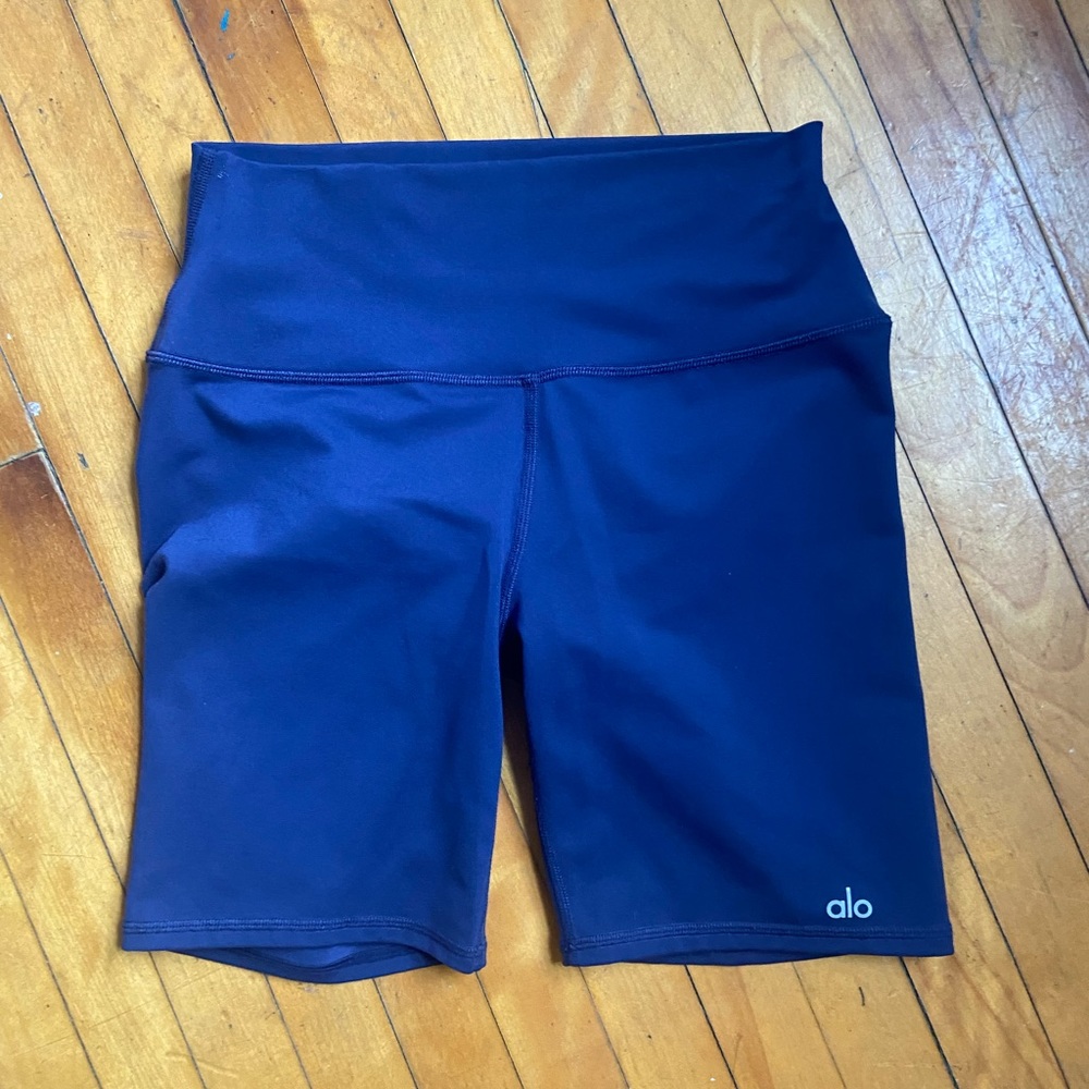 Alo 7” high waisted bike shorts size M